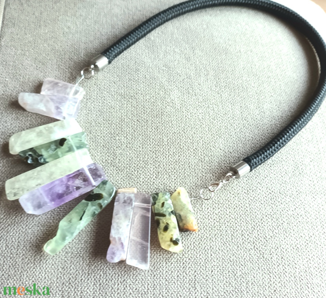 Lila, zöld, fekete ásvány nyaklánc - ékszer - nyaklánc - statement nyaklánc - Meska.hu