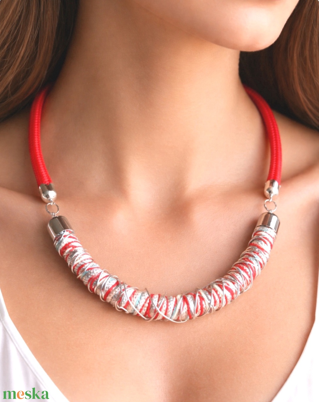 Piros, ezüst, zöld fonal, piros zsinór nyaklánc - ékszer - nyaklánc - statement nyaklánc - Meska.hu