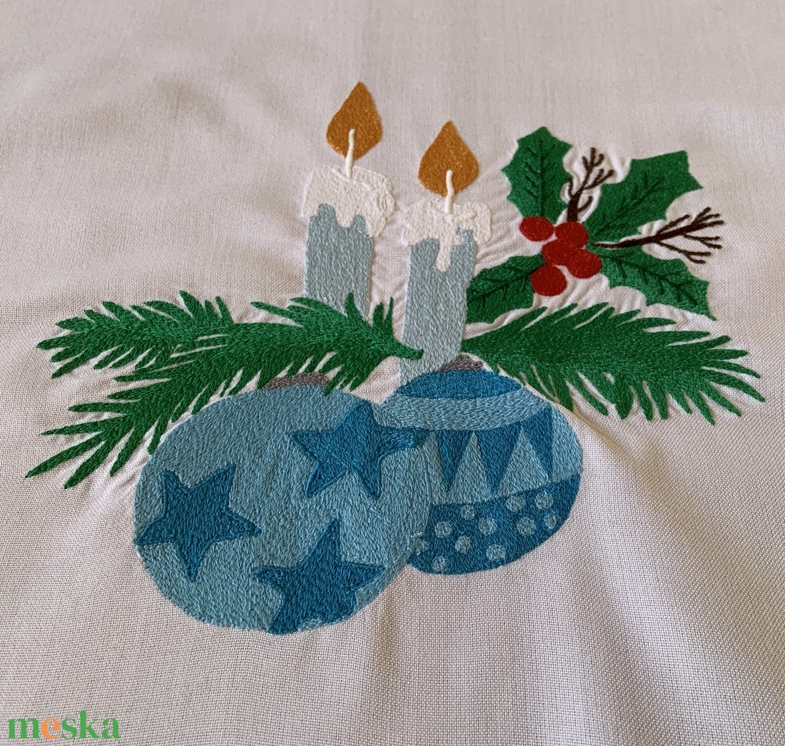 Karácsonyi géppel hímzett terítő - karácsony - adventi díszek - adventi asztaldísz - Meska.hu