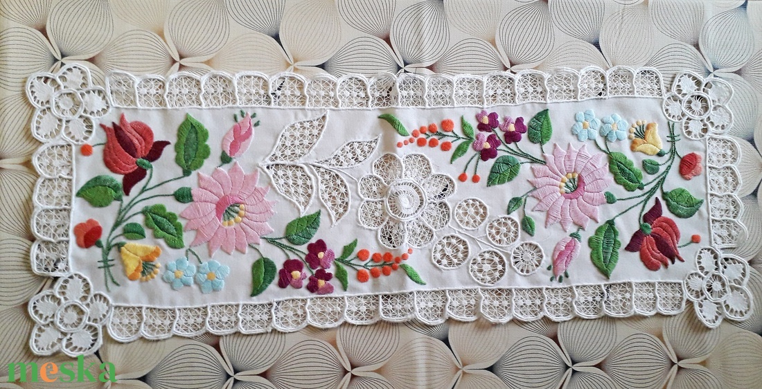 Riseliőzött hímzett díszterítő - otthon & életmód - lakástextil - abrosz, terítő - asztalfutó - Meska.hu