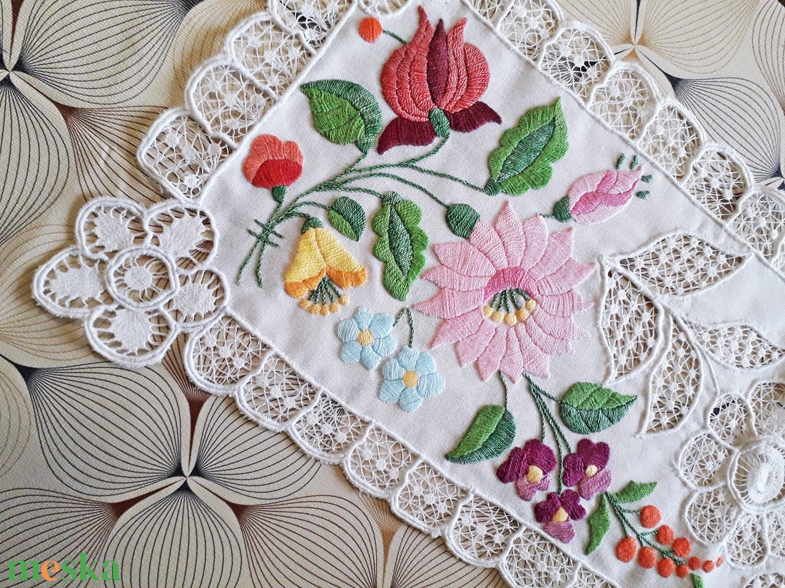 Riseliőzött hímzett díszterítő - otthon & életmód - lakástextil - abrosz, terítő - asztalfutó - Meska.hu