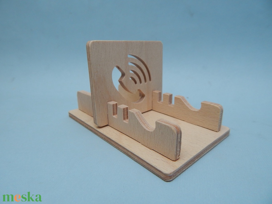 Fa asztali telefontartó állítható meredekséggel - otthon & életmód - tárolás & rendszerezés - asztali telefontartó - Meska.hu