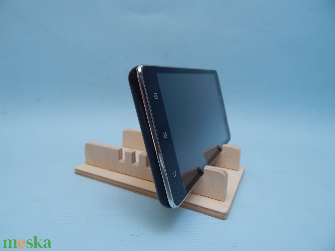 Fa asztali telefontartó állítható meredekséggel - otthon & életmód - tárolás & rendszerezés - asztali telefontartó - Meska.hu