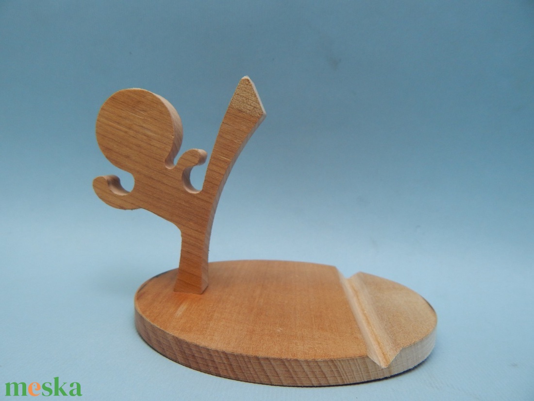 Fa asztali telefontartó karatés figurával - otthon & életmód - tárolás & rendszerezés - asztali telefontartó - Meska.hu