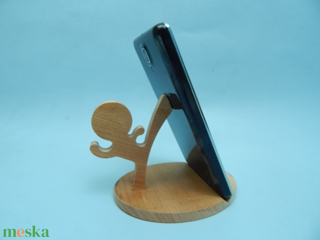 Fa asztali telefontartó karatés figurával - otthon & életmód - tárolás & rendszerezés - asztali telefontartó - Meska.hu