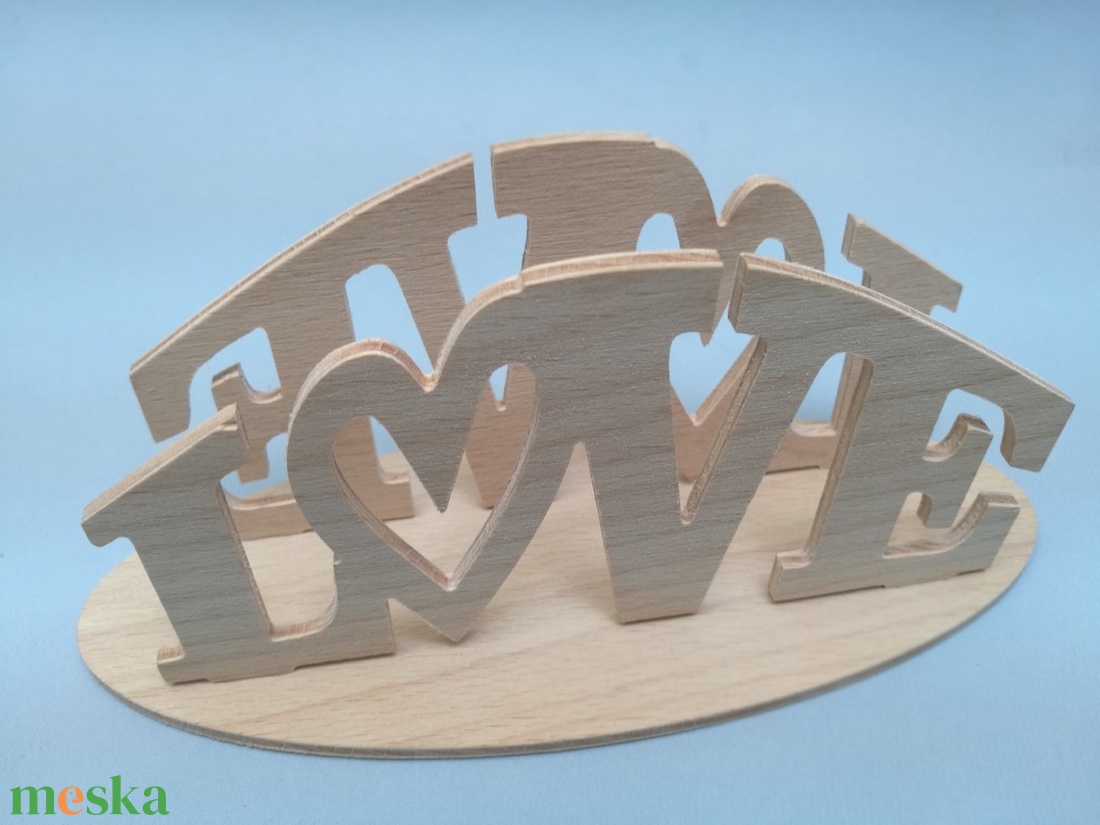 Fa asztali szalvétatartó Love felirattal - otthon & életmód - konyhafelszerelés, tálalás - tálalás - szalvétatartó, szalvétagyűrű - Meska.hu