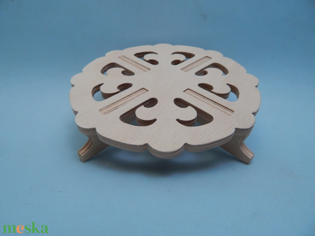 Fa edényalátét mintával, lábakkal - otthon & életmód - konyhafelszerelés, tálalás - sütés, főzés - edényalátét - Meska.hu