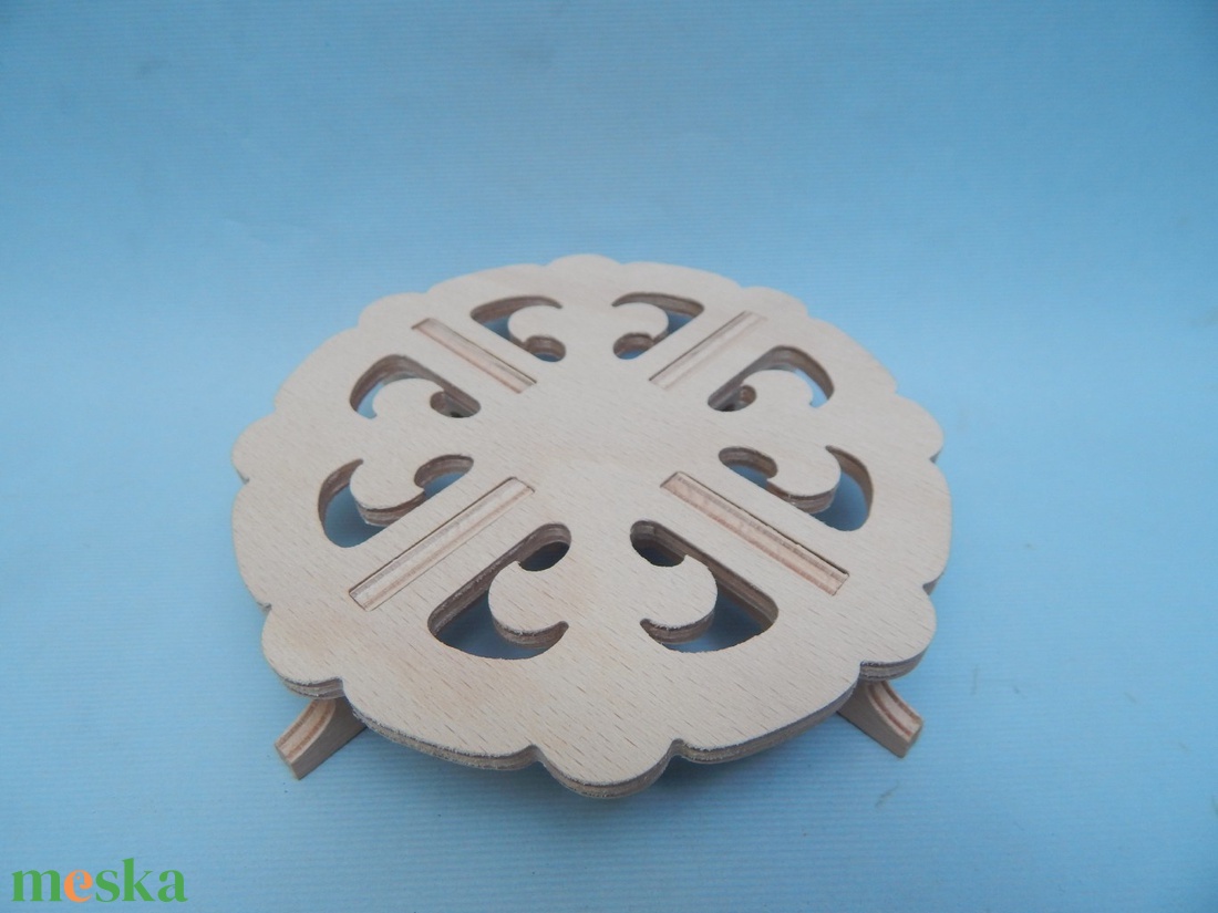 Fa edényalátét mintával, lábakkal - otthon & életmód - konyhafelszerelés, tálalás - sütés, főzés - edényalátét - Meska.hu