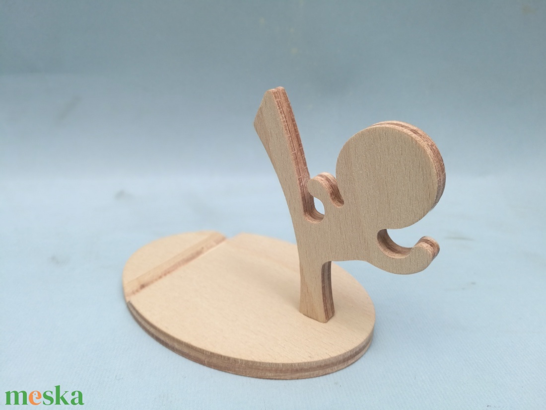 Fa asztali telefontartó karatés figurával - otthon & életmód - tárolás & rendszerezés - asztali telefontartó - Meska.hu