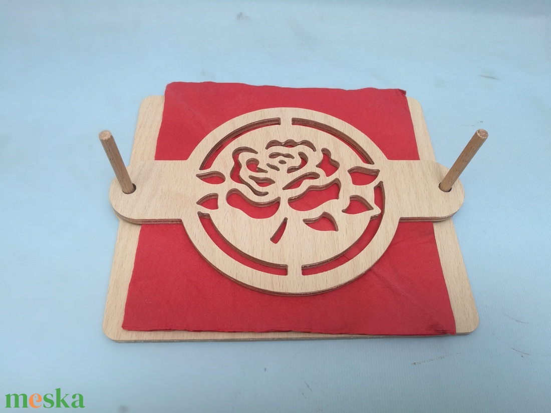 Fa virágmintás szalvétatartó nehezékkel - otthon & életmód - konyhafelszerelés, tálalás - tálalás - szalvétatartó, szalvétagyűrű - Meska.hu