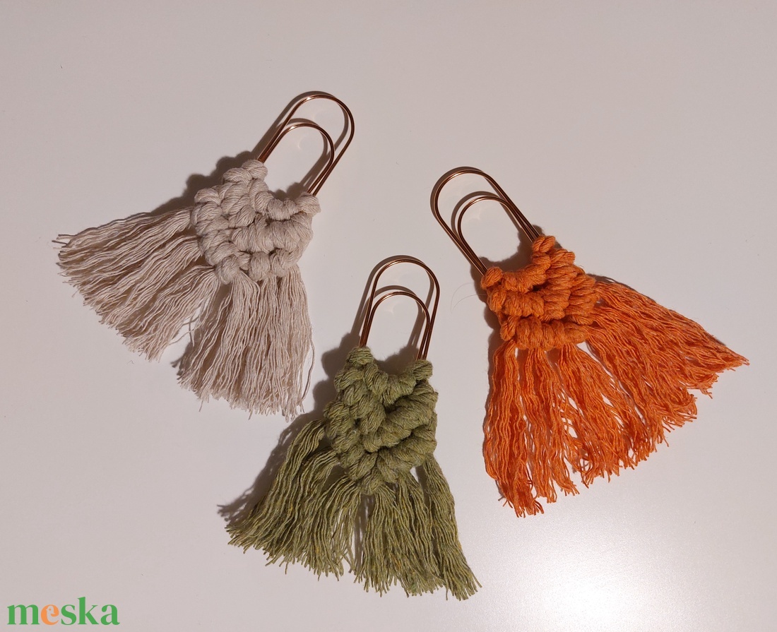 Makramé könyvjelző három színben  - könyv & zene - könyvjelző - Meska.hu