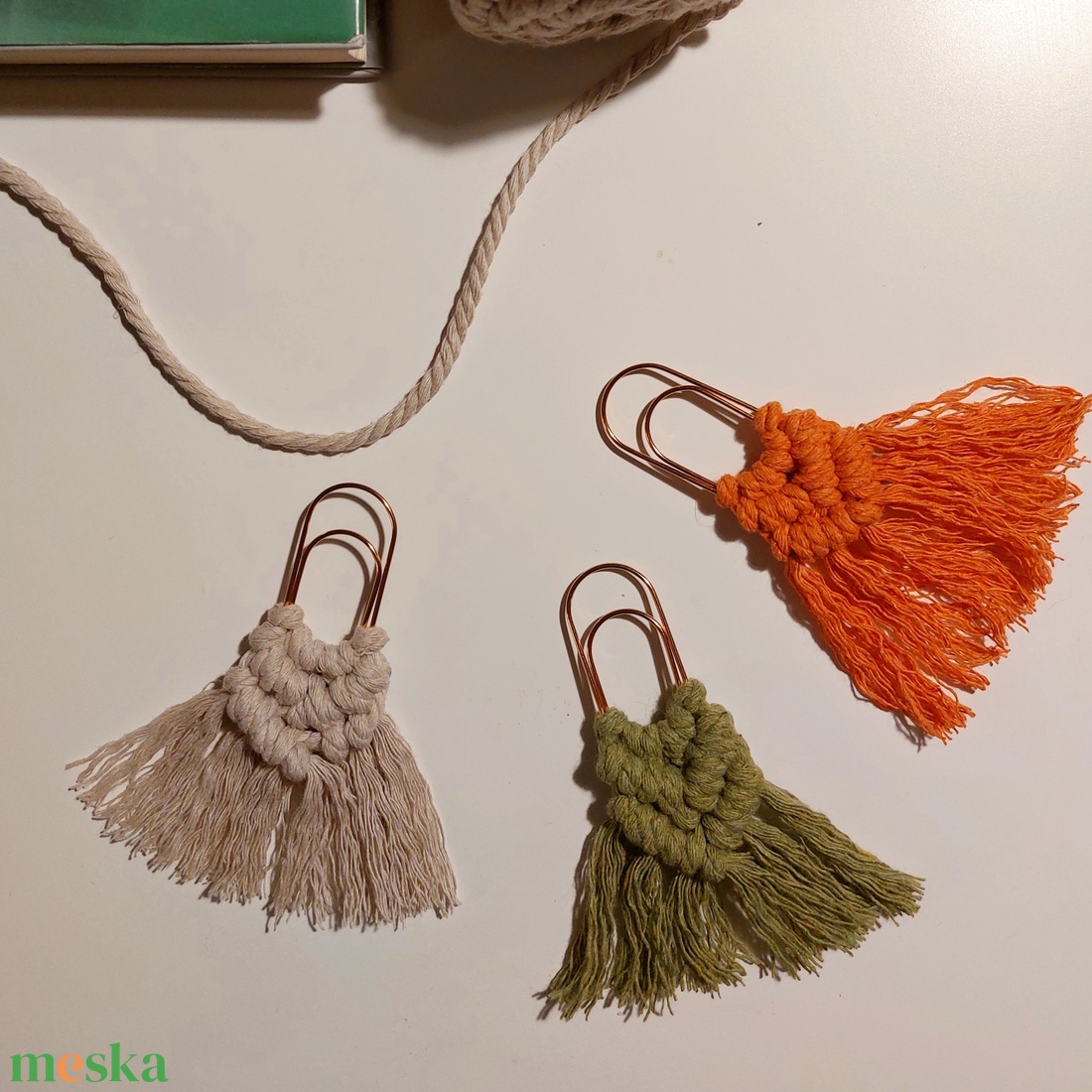 Makramé könyvjelző három színben  - könyv & zene - könyvjelző - Meska.hu