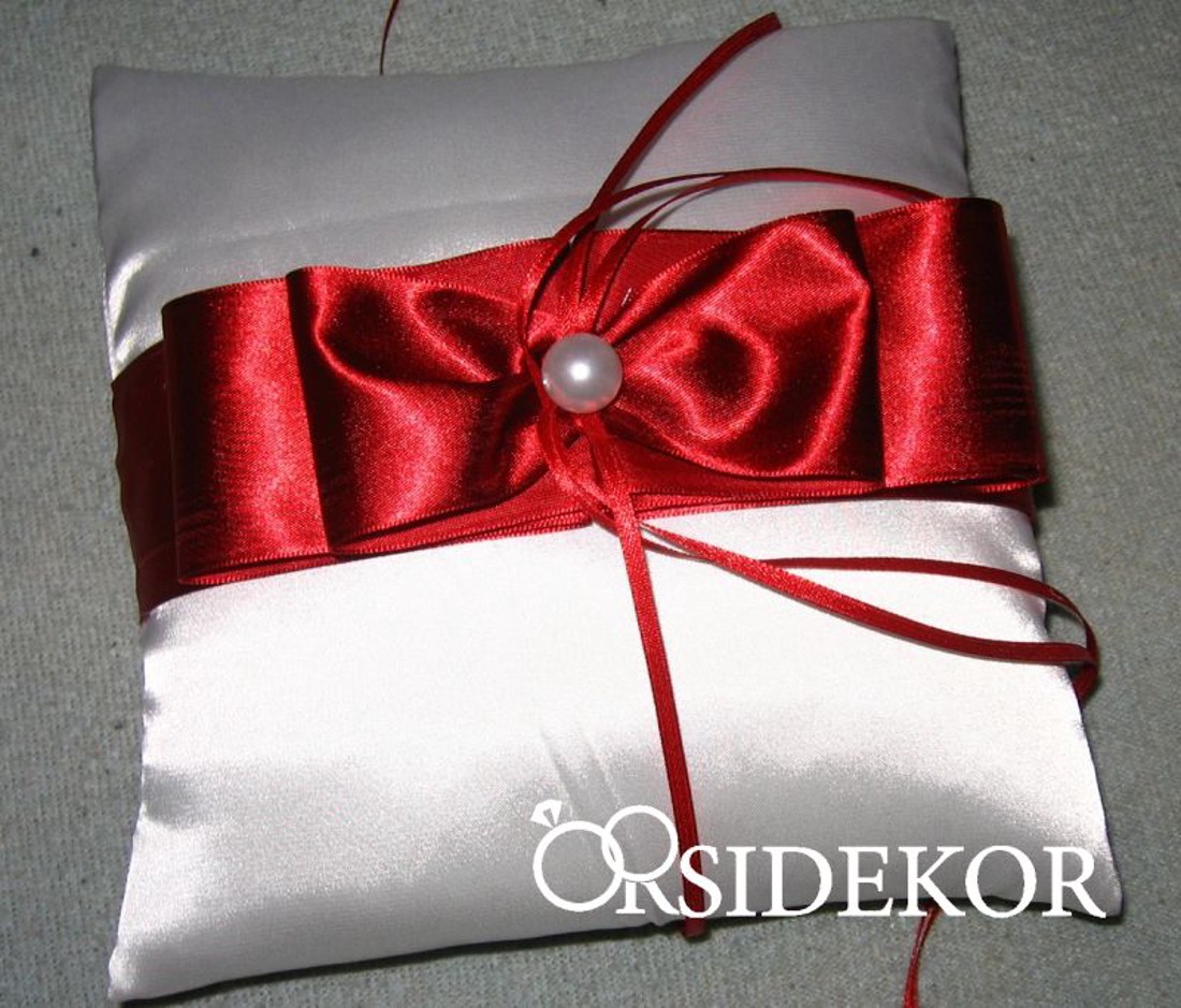 Gyűrűpárna szalaggal és gyönggyel díszítve - esküvő - kiegészítők - gyűrűtartó & gyűrűpárna - Meska.hu Gyűrűpárna szalaggal és gyönggyel díszítve - esküvő - kiegészítők - gyűrűtartó & gyűrűpárna - Meska.hu