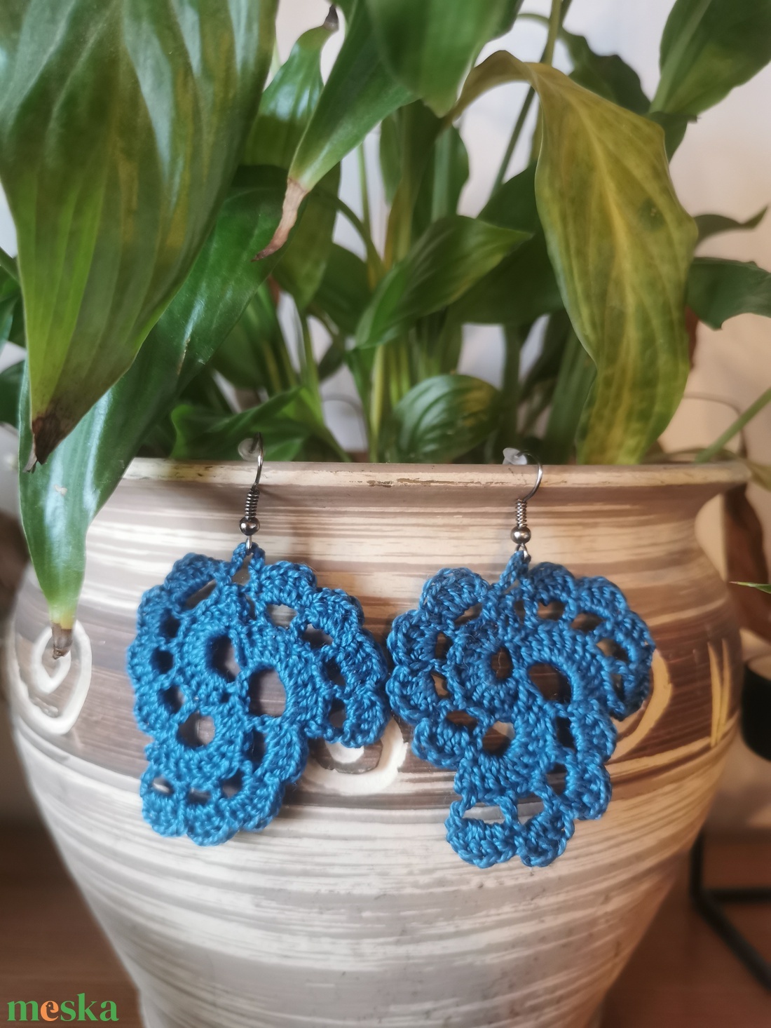 Horgolt fülbevaló - bohókás háromszög - kék - ékszer - fülbevaló - lógó fülbevaló - Meska.hu