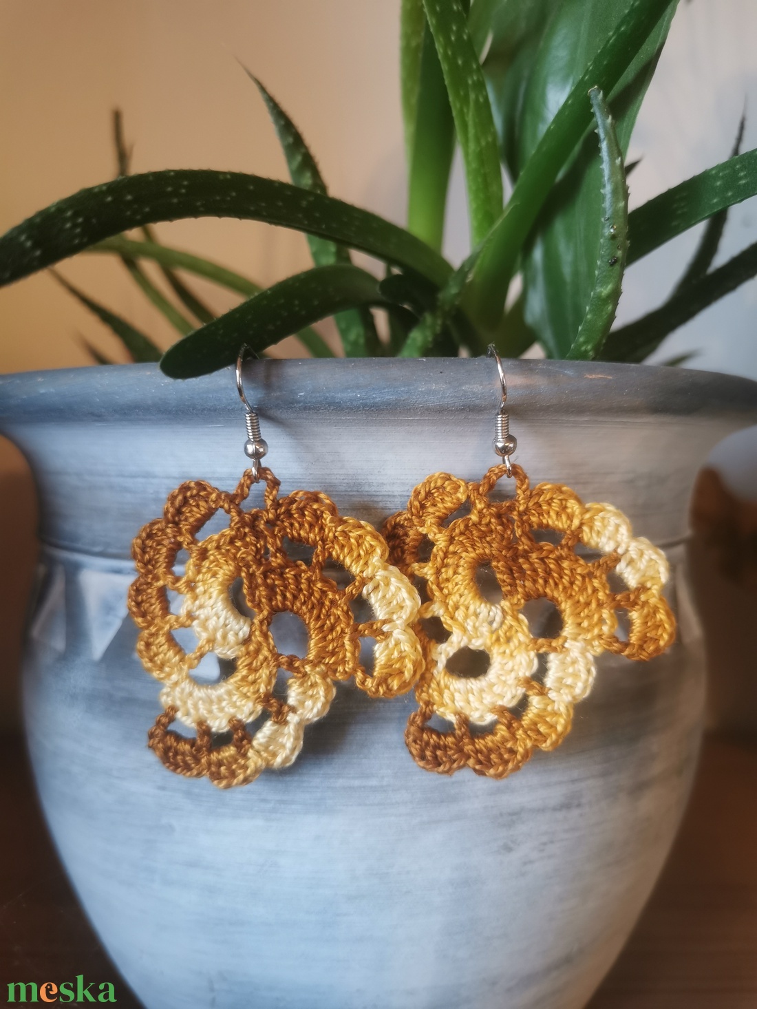 Horgolt fülbevaló - bohókás háromszög - barna színátmenetes - ékszer - fülbevaló - lógó fülbevaló - Meska.hu