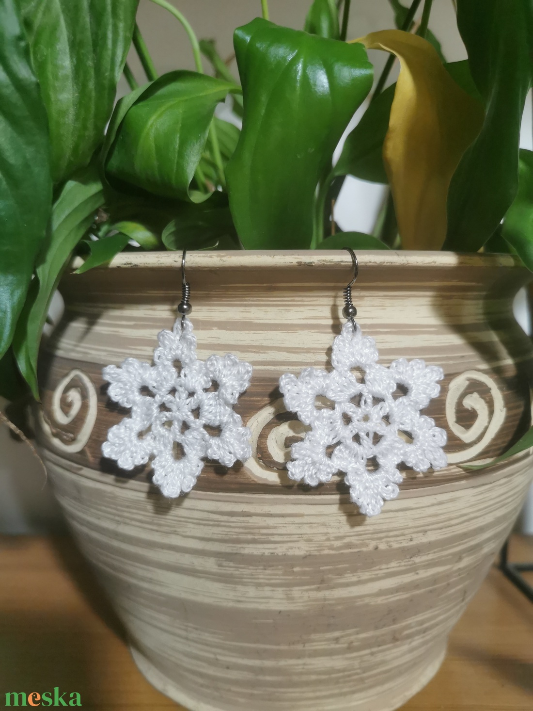 Horgolt fülbevaló - hópehely  - ékszer - fülbevaló - lógó fülbevaló - Meska.hu