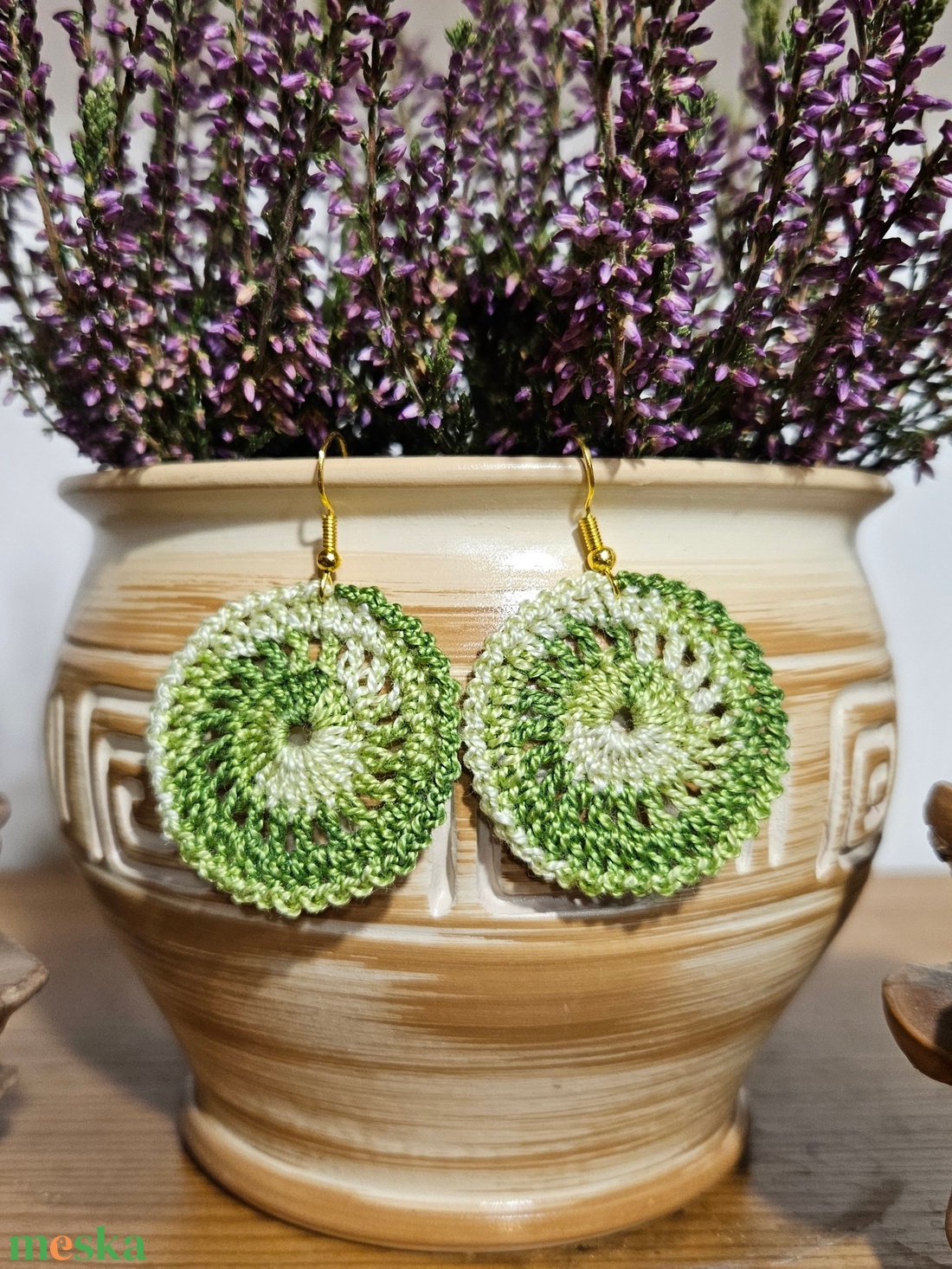 Horgolt fülbevaló - kör tallér - zöld színátmenetes - ékszer - fülbevaló - lógó fülbevaló - Meska.hu