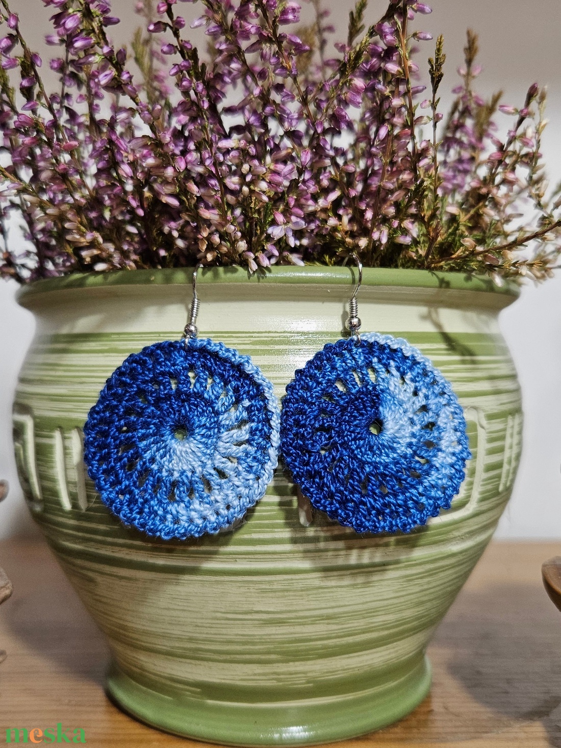 Horgolt fülbevaló - kör tallér - kék színátmenetes - ékszer - fülbevaló - lógó fülbevaló - Meska.hu