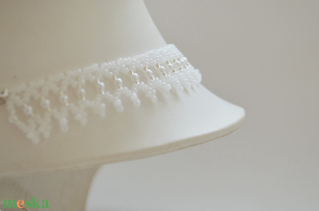 Fehér kistászli - fehér teklagyönggyel - ékszer - nyaklánc - gyöngyös nyaklánc - Meska.hu