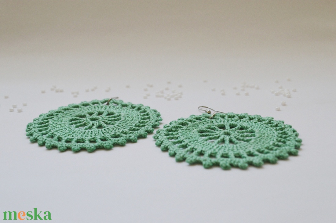 Horgolt, nagyobb méretű fülbevaló - zöld - ékszer - fülbevaló - lógós kerek fülbevaló - Meska.hu