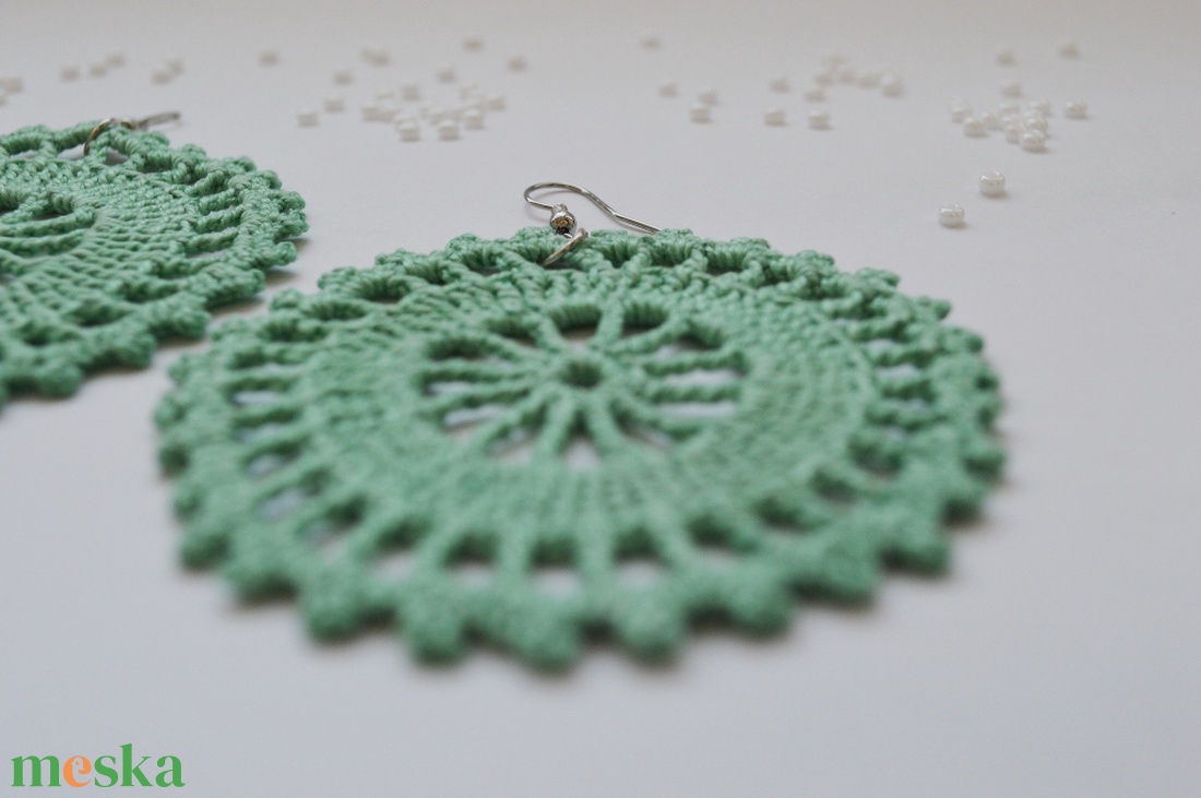 Horgolt, nagyobb méretű fülbevaló - zöld - ékszer - fülbevaló - lógós kerek fülbevaló - Meska.hu