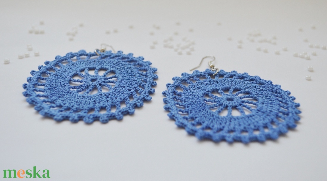 Horgolt, nagyobb méretű fülbevaló - kék - ékszer - fülbevaló - lógós kerek fülbevaló - Meska.hu