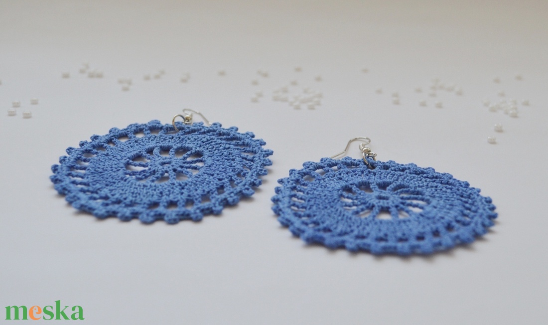 Horgolt, nagyobb méretű fülbevaló - kék - ékszer - fülbevaló - lógós kerek fülbevaló - Meska.hu