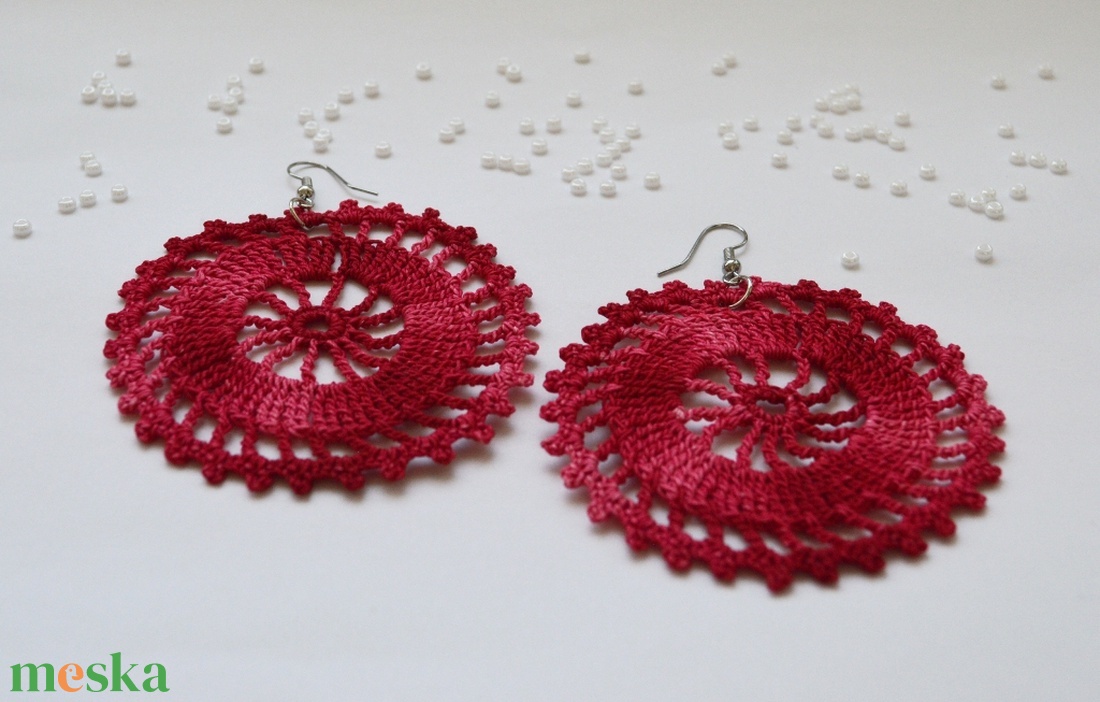 Horgolt, nagyobb méretű fülbevaló - piros - rózsaszín színátmenetes - ékszer - fülbevaló - lógós kerek fülbevaló - Meska.hu