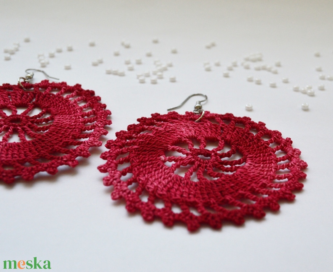 Horgolt, nagyobb méretű fülbevaló - piros - rózsaszín színátmenetes - ékszer - fülbevaló - lógós kerek fülbevaló - Meska.hu