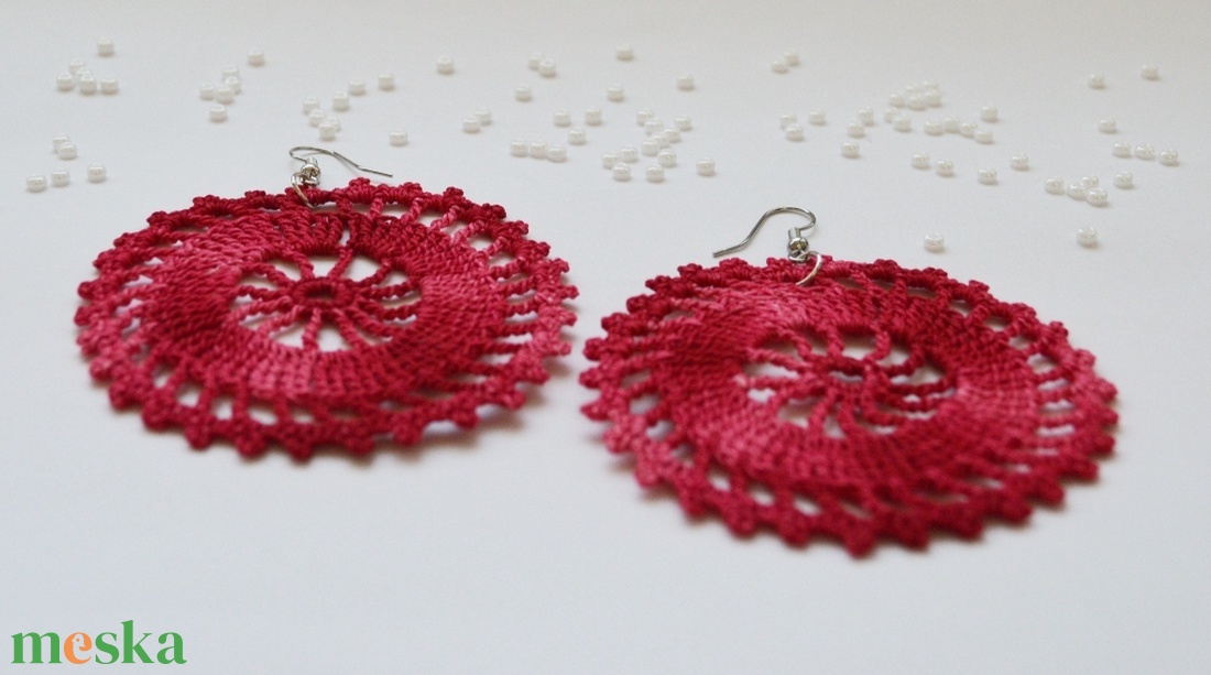 Horgolt, nagyobb méretű fülbevaló - piros - rózsaszín színátmenetes - ékszer - fülbevaló - lógós kerek fülbevaló - Meska.hu