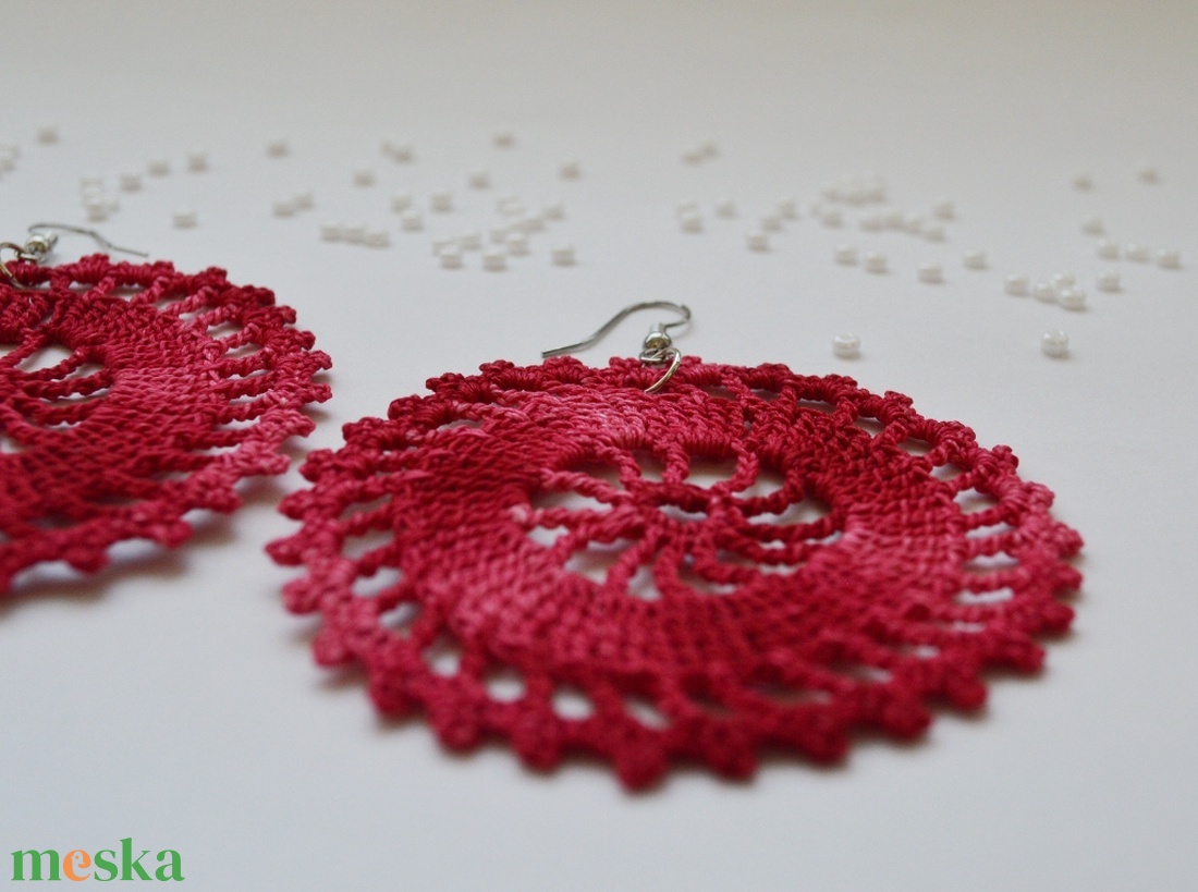 Horgolt, nagyobb méretű fülbevaló - piros - rózsaszín színátmenetes - ékszer - fülbevaló - lógós kerek fülbevaló - Meska.hu