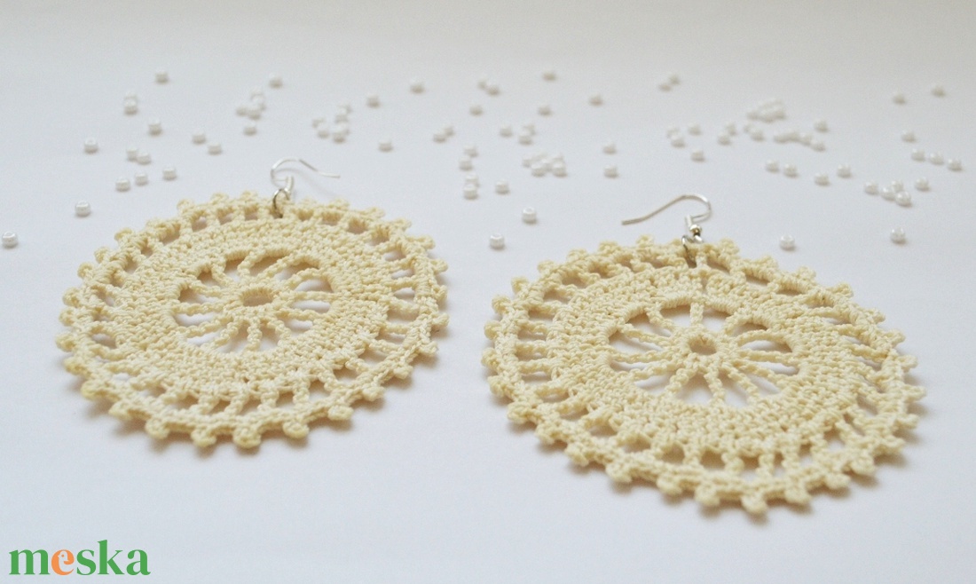 Horgolt, nagyobb méretű fülbevaló - vajszínű - ékszer - fülbevaló - lógós kerek fülbevaló - Meska.hu