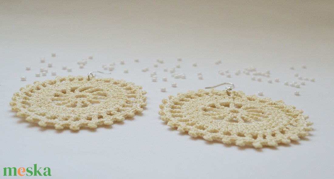 Horgolt, nagyobb méretű fülbevaló - vajszínű - ékszer - fülbevaló - lógós kerek fülbevaló - Meska.hu