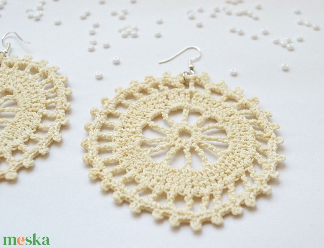 Horgolt, nagyobb méretű fülbevaló - vajszínű - ékszer - fülbevaló - lógós kerek fülbevaló - Meska.hu