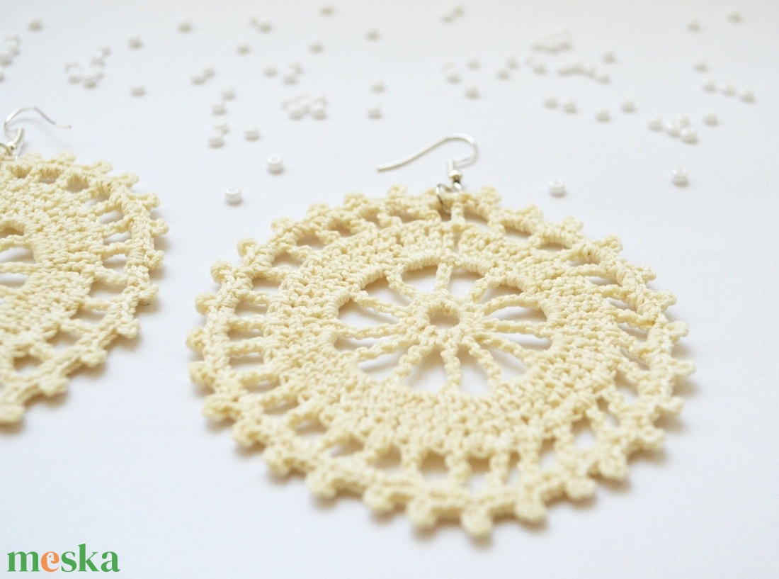 Horgolt, nagyobb méretű fülbevaló - vajszínű - ékszer - fülbevaló - lógós kerek fülbevaló - Meska.hu