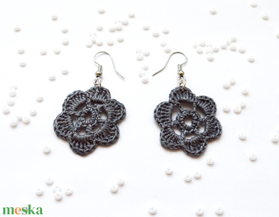 Horgolt fülbevaló virág mintával - szürke - ékszer - fülbevaló - lógós kerek fülbevaló - Meska.hu