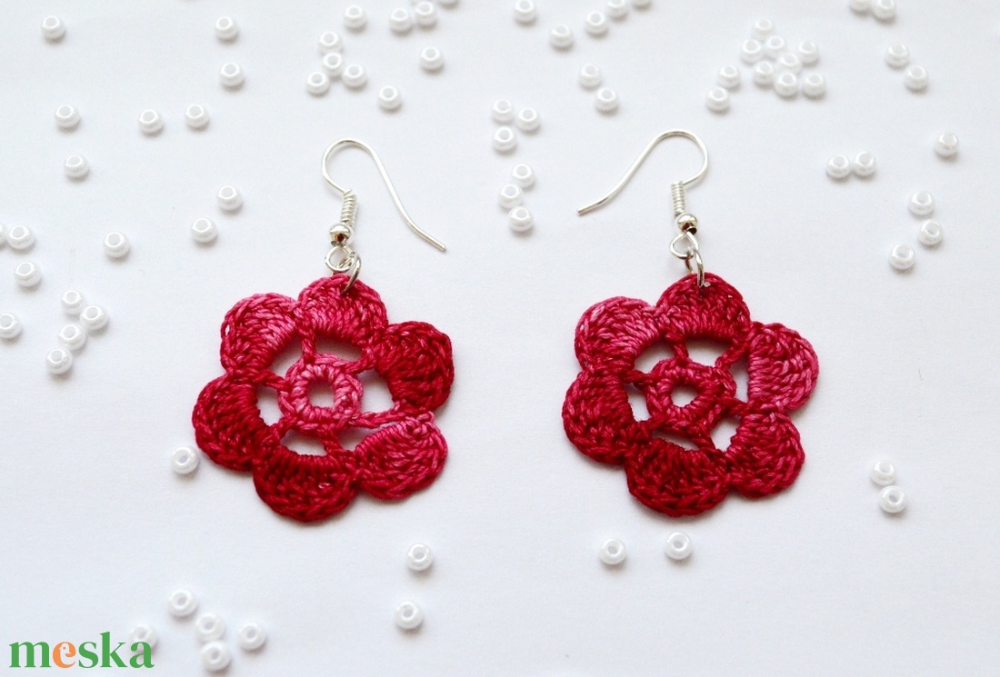 Horgolt fülbevaló virág mintával - piros - rózsaszín színátmenetes - ékszer - fülbevaló - lógós kerek fülbevaló - Meska.hu
