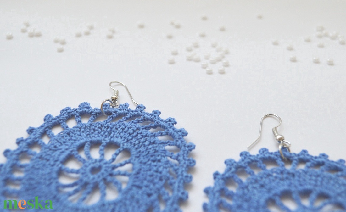 Horgolt, nagyobb méretű fülbevaló - kék - ékszer - fülbevaló - lógós kerek fülbevaló - Meska.hu