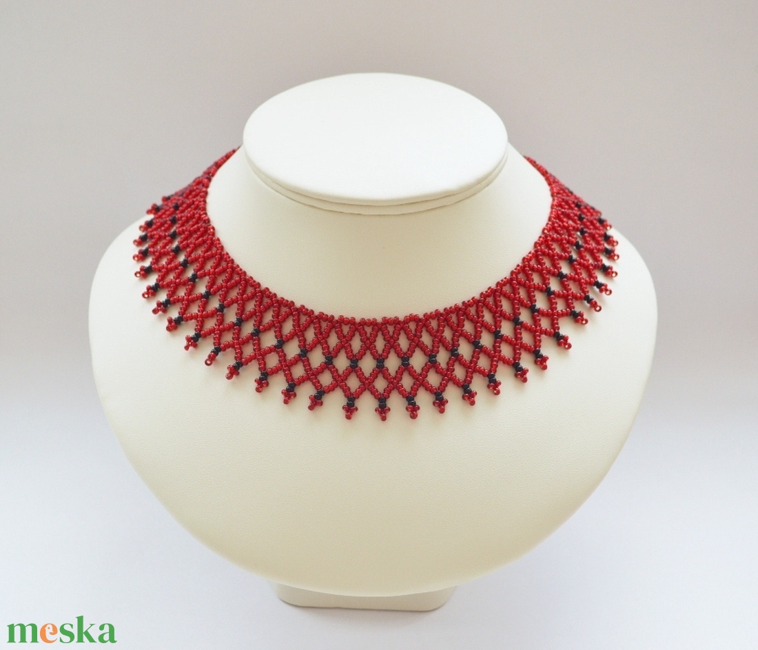 Meggypiros - fekete tászli fényes közepű gyöngyből - ékszer - nyaklánc - nyakpánt, gallér - Meska.hu