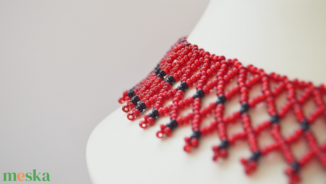 Meggypiros - fekete tászli fényes közepű gyöngyből - ékszer - nyaklánc - nyakpánt, gallér - Meska.hu