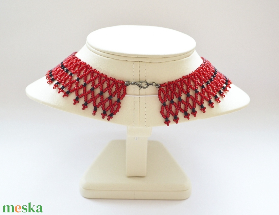 Meggypiros - fekete tászli fényes közepű gyöngyből - ékszer - nyaklánc - nyakpánt, gallér - Meska.hu