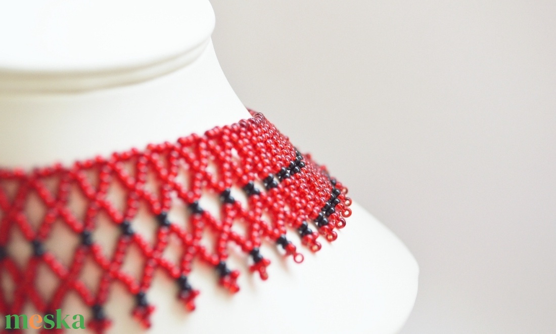 Meggypiros - fekete tászli fényes közepű gyöngyből - ékszer - nyaklánc - nyakpánt, gallér - Meska.hu