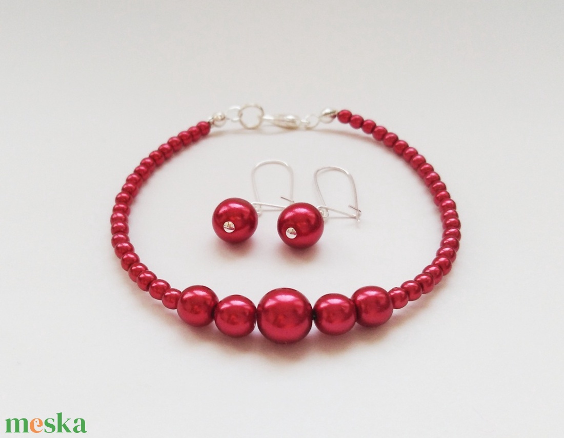 Egysoros meggypiros üvegtekla kaláris fém medállal 8 mm-es üvegtekla gyöngyből - ékszer - nyaklánc - gyöngyös nyaklánc - Meska.hu