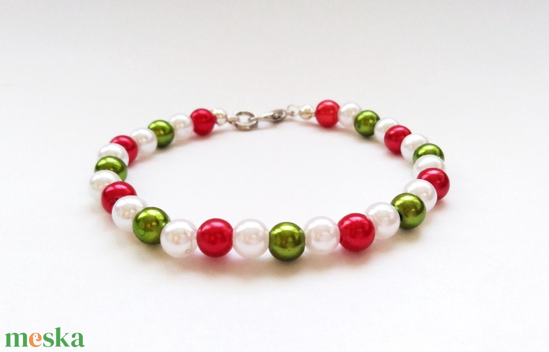 Piros-fehér-zöld karkötő - 6 mm-es plastic gyöngyből - ékszer - karkötő - gyöngyös karkötő - Meska.hu