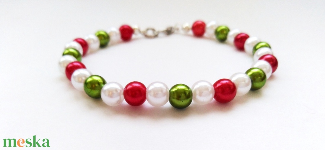 Piros-fehér-zöld karkötő - 6 mm-es plastic gyöngyből - ékszer - karkötő - gyöngyös karkötő - Meska.hu