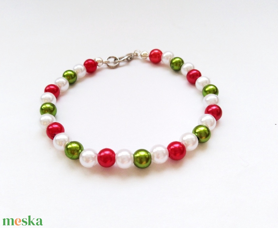 Piros-fehér-zöld karkötő - 6 mm-es plastic gyöngyből - ékszer - karkötő - gyöngyös karkötő - Meska.hu