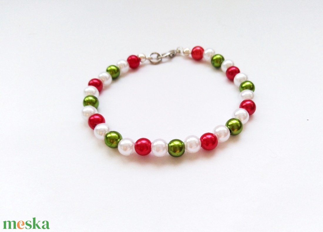 Piros-fehér-zöld karkötő - 6 mm-es plastic gyöngyből - ékszer - karkötő - gyöngyös karkötő - Meska.hu
