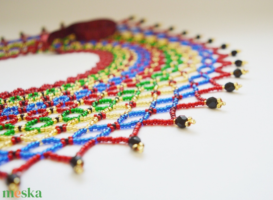 Sárközi csipkegyöngy - meggypiros, kék - ékszer - nyaklánc - gyöngyös nyaklánc - Meska.hu