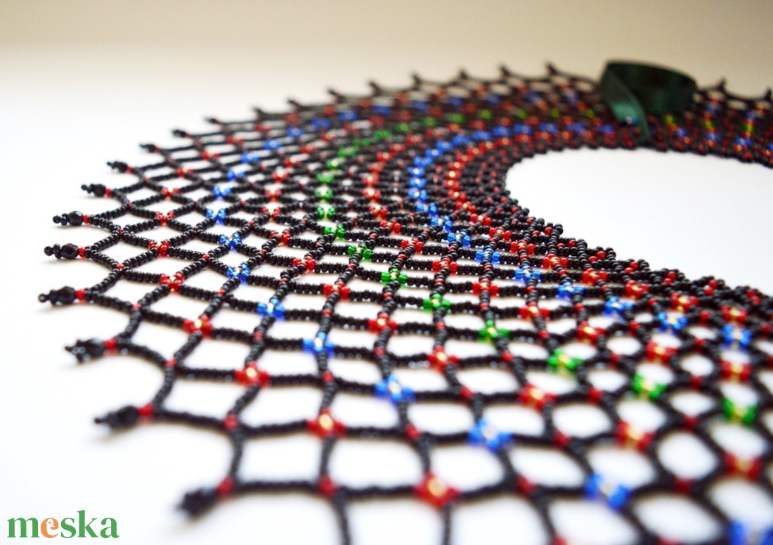 Sárközi csipkegyöngy - fekete, meggypiros, kék, zöld, arany - ékszer - nyaklánc - gyöngyös nyaklánc - Meska.hu