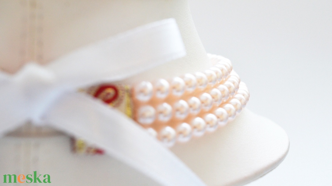 Kislánynak való méretű, 3 soros halvány rózsaszín üvegtekla kaláris - 6 mm-es üvegtekla gyöngyből - ékszer - nyaklánc - gyöngyös nyaklánc - Meska.hu